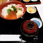 横濱屋本舗食堂 - 丼に”香の物”（大根のハリハリ漬け）、”味噌汁”（あおさと豆腐）が付きます。