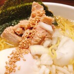 宗家一条流 がんこラーメン十八代目 - 塩ラーメン えび油
トッピングまぐろ湯引き