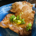 味源 - 塩タン
      焼けました〜
      
      大きな口を空けて
      丸めて食べます
      
      
      う、うまい〜⭐️