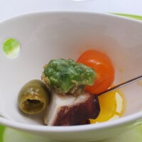 ヌキテパ - アミューズ。
                    真蛸とゴーヤ、トマト、オリーブをタプナードソースで