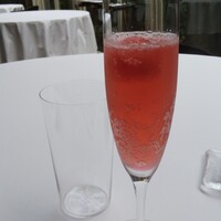 ヌキテパ - 西瓜のシャンパン。
                    ノンアルコールです
                    小池め(-_-ﾒ)