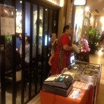 Mumbai - 店の前では赤ちゃんをおんぶしたインド人女性が弁当を販売しているところもインドっぽい。