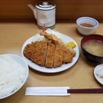 とんかつ山家 - ロースかつ定食＋海老フライ。