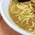 味濱家 - マイルドで醤油感は少し強めのスープ。