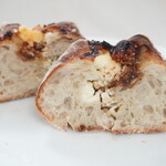 カミバン - 【2021.07】白いちじくとクリームチーズのぱん(カット断面)