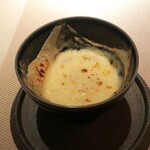 エクアトゥール - ヨシキリザメのオニオングラタンスープ