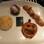 泉北堂 - （左上から）ｼﾅﾓﾝﾅｯﾂ､ﾊﾟﾝﾁｪｯﾀ･ｴﾋﾟ､ﾒﾛﾝﾊﾟﾝ､ﾊﾟﾝﾌﾟｷﾝﾊﾟｲ