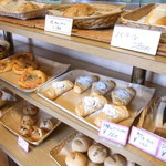 クイーンズベーカリーカフェ - 店内のパン