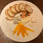 ワイン厨房 tamaya - チーズ4種盛り合わせ（カマンベール・ミモレット・ゴルゴンゾーラ・サントモール）