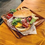 Cafe&Bar Paulownia - パウロニアBLTバーガー