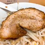 自家製ラーメン大者 - ホワイトペッパーを掛けて