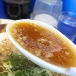Rairai Tei - スープは鶏ガラベースの醤油味。スープそのものはあっさりとしておりますが、背脂と一緒に飲むとコクもあり美味しいスープです。
                      唐辛子が入っているようで、ちょいピリ辛ですな。