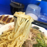 Rairai Tei - 麺はやや細めの中太麺。ほどよくスープが絡んで美味い♪