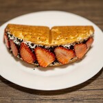 Kiki waffle cafe - スイーツワッフルのオレオイチゴキャラメルトッピング