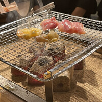 鶏一輪 - カウンター席は目の前で炭火焼きしてくれます