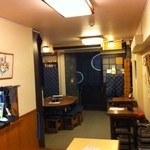 桃太郎 - 店内。座敷から入口側を。