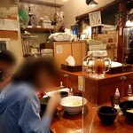 Kougaryuu Seimen - 店内はカウンターと壁側にテーブル席がある