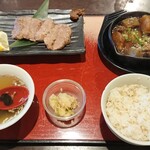 タン次郎 - 牛タン焼き＆煮込み定食　配膳された膳（位置がちょっと・・・）