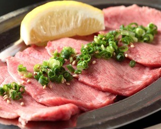 Horumon Yamato - 定番の肉厚「塩タン」！焼きのスタートはもちろんこれ！