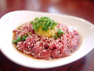 Horumon Yamato - 歯ごたえがあり、旨みのある馬肉をユッケに。新鮮な馬肉そのものをお楽しみいただけます。