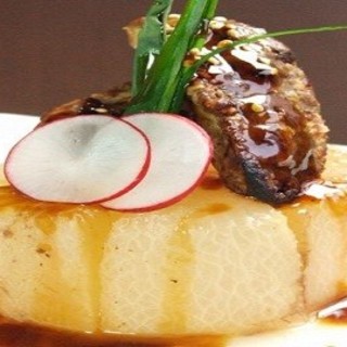 多彩な創作一品メニューをご用意！一番人気は「鉄板トロロ焼き」