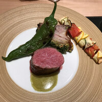 銀座 大石 - メイン肉料理②：羊　ペルシャードと、赤身部分のロースト。付け合わせは万願寺とうがらしとチーズを使わない夏野菜のピザ。