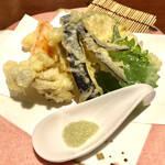 Sasayama - 揚げたての熱々天ぷら。
                      茄子、ピーマン、大葉、人参、しめじ、カボチャ。