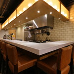 和食 おにおろし - カウンターから調理する姿が見えます。