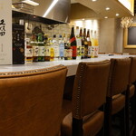 百舌 - スタッフと距離の近いカウンター席。ご飯とお酒とスタッフとの会話はいかがでしょうか？