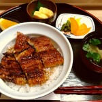 Shinjou - ｢上うなぎ丼｣。ご飯の下にもう1枚あります。