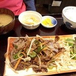 ねこじた - 焼肉定食。お肉も野菜もたっぷりです。