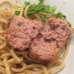 つけ麺 五ノ神製作所 - 赤みをおびたいい色。結構量のあるハンバーグ