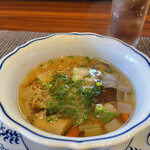 今石飯店 涼華 - スープ
            根菜入り干し貝柱のスープ
            あっさりした中にユカリの様なものが入り、酸味のアクセント⭐️⭐️⭐️⭐️
            