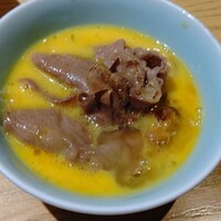すき焼き 牛しゃぶ 松重 - 卵に高級肉をつけたところ