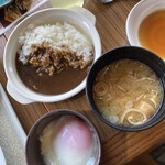 百彩健美 あけびの実 - カレーと温玉、味噌汁（＾∇＾）