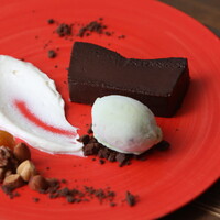 濃厚ショコラテリーヌ　ピスタチオのアイス添え