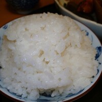季節料理　根本 - 大盛りに見えるがそうでもないご飯