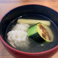 こゝちよ - ② 椀：鱧+ズッキーニ+アスパラの鱧アラとトマト出汁