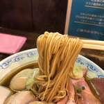 二葉 - 麺は恐らく全粒粉を使ったヤツ
            スープの染み込むスピードが半端なくて
            あっという間にスープ味の麺が完成されてました。