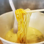 らーめんMAIKAGURA - 白トリュフオイル香る鶏白湯麺　温玉の卵黄をからませて