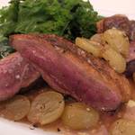 トラットリア 29 - 「鴨胸肉のソテー　マスカットのソース」：皮目は香ばしく、中はレア加減！マスカットソースは、
      心地よい酸味♪
      