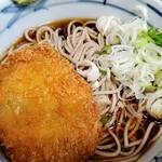 加賀 - コロッケにツユが滲み込むのを待つ