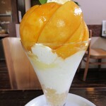 和田珈琲店 季楽 - 生果実フレッシュ黄桃パフェ