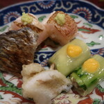 郷土料理 嗣味 - のどぐろの寿司、あげまきがいをキュウリで巻きいたのを黄身酢乗せ。
            豊後のキス
