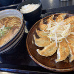 五味八珍 - 料理写真:浜松餃子とらーめんのセット（みそ）