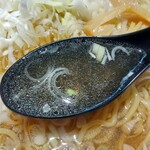 中華そば えもと - スープの感じ、ネギがどうしても入るw