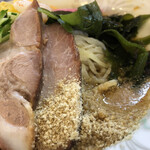 自慢亭 - 刻まないチャーシュー！&大量すりゴマ。