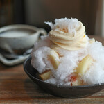 ｎｉ：ｎｏ - 料理写真:桃のかき氷 トッピングバニラソフトクリーム☆