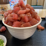 魚市場食堂 - アップで。少しだけ溢れてます。