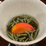 勢麟 - 能登もずく、広島産ジュンサイ、フルーツトマトの酢の物